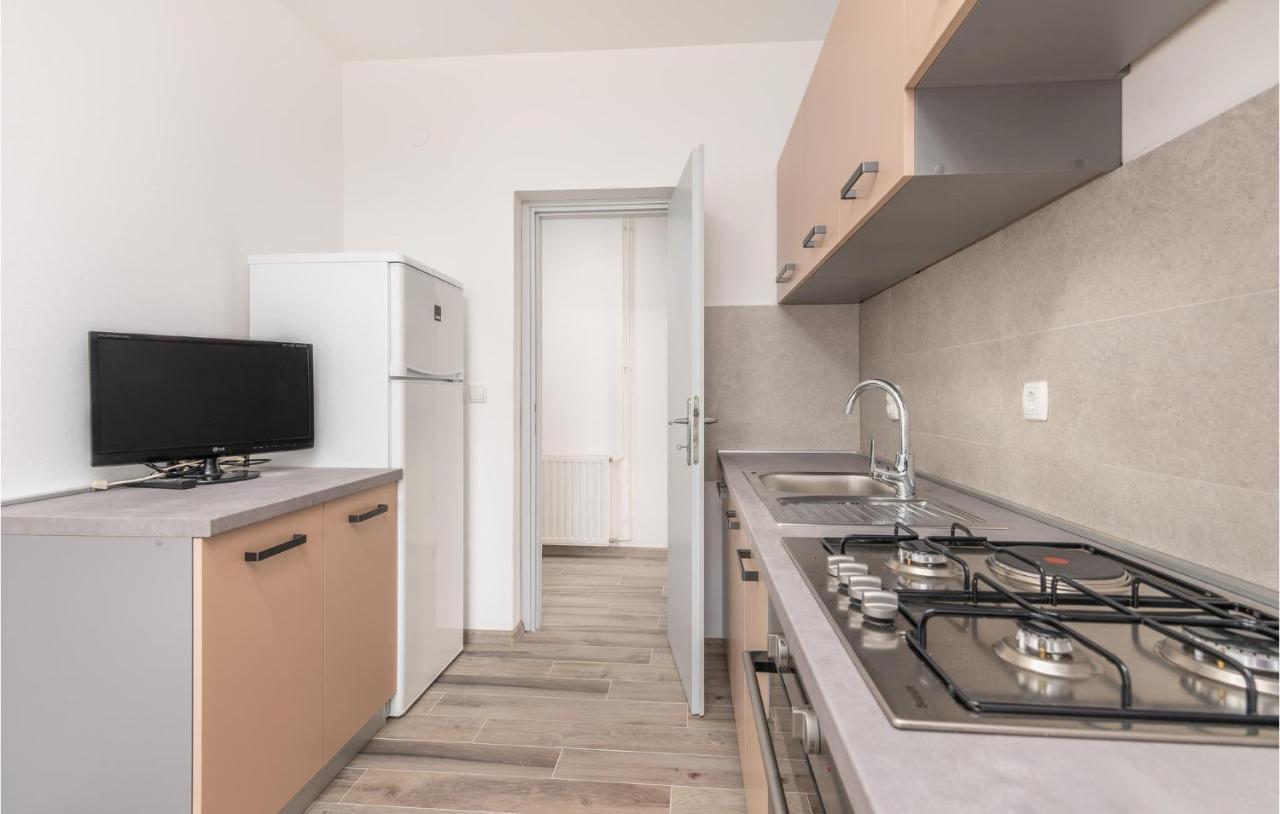 קרק Stunning Apartment In Krk With Kitchen מראה חיצוני תמונה