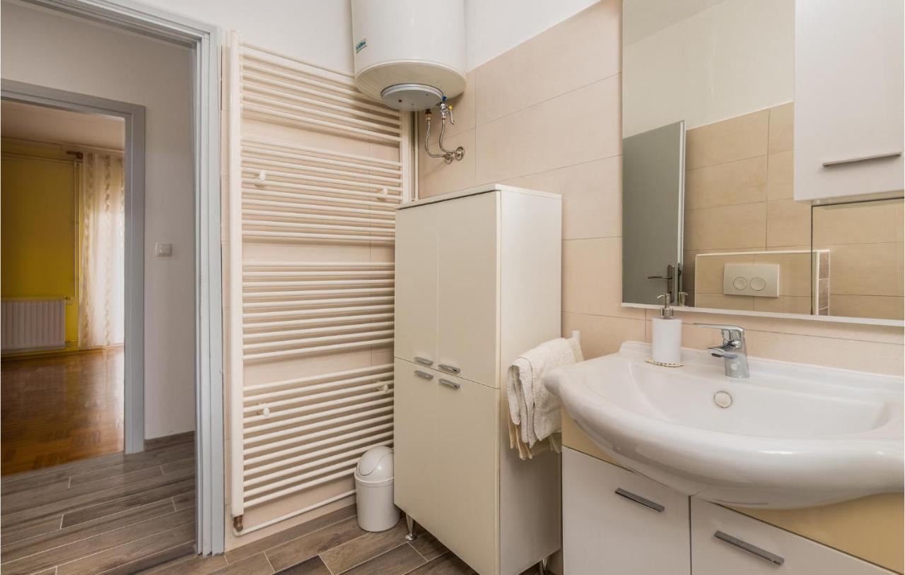 קרק Stunning Apartment In Krk With Kitchen מראה חיצוני תמונה