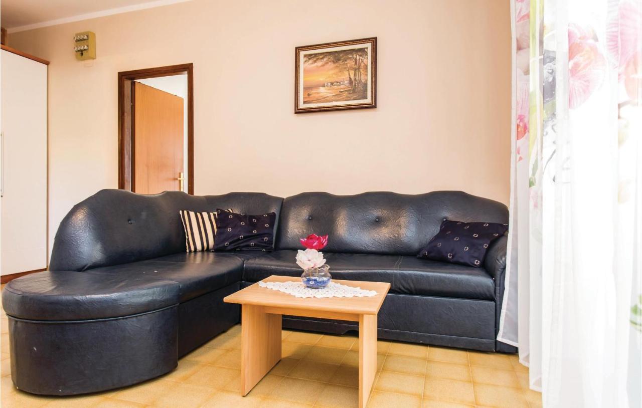 קרק Stunning Apartment In Krk With Kitchen מראה חיצוני תמונה