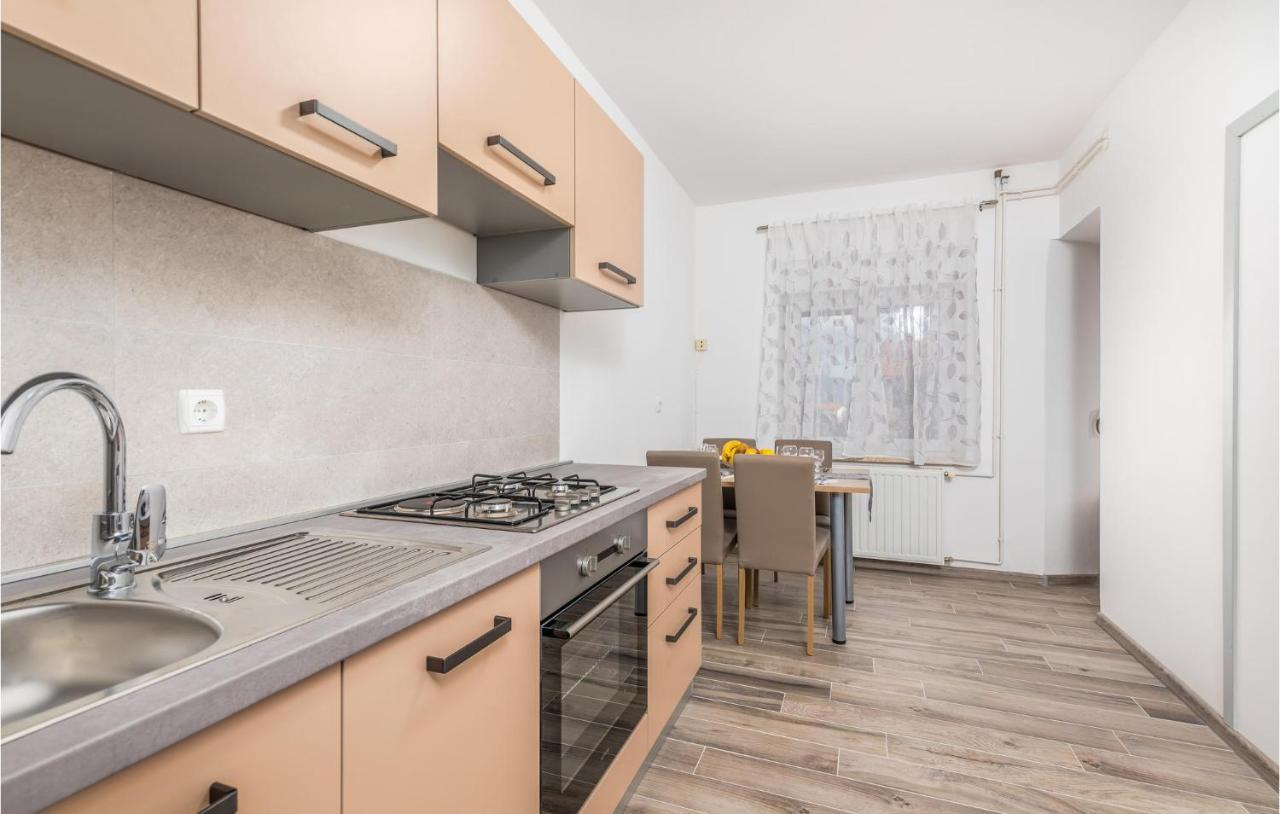 קרק Stunning Apartment In Krk With Kitchen מראה חיצוני תמונה
