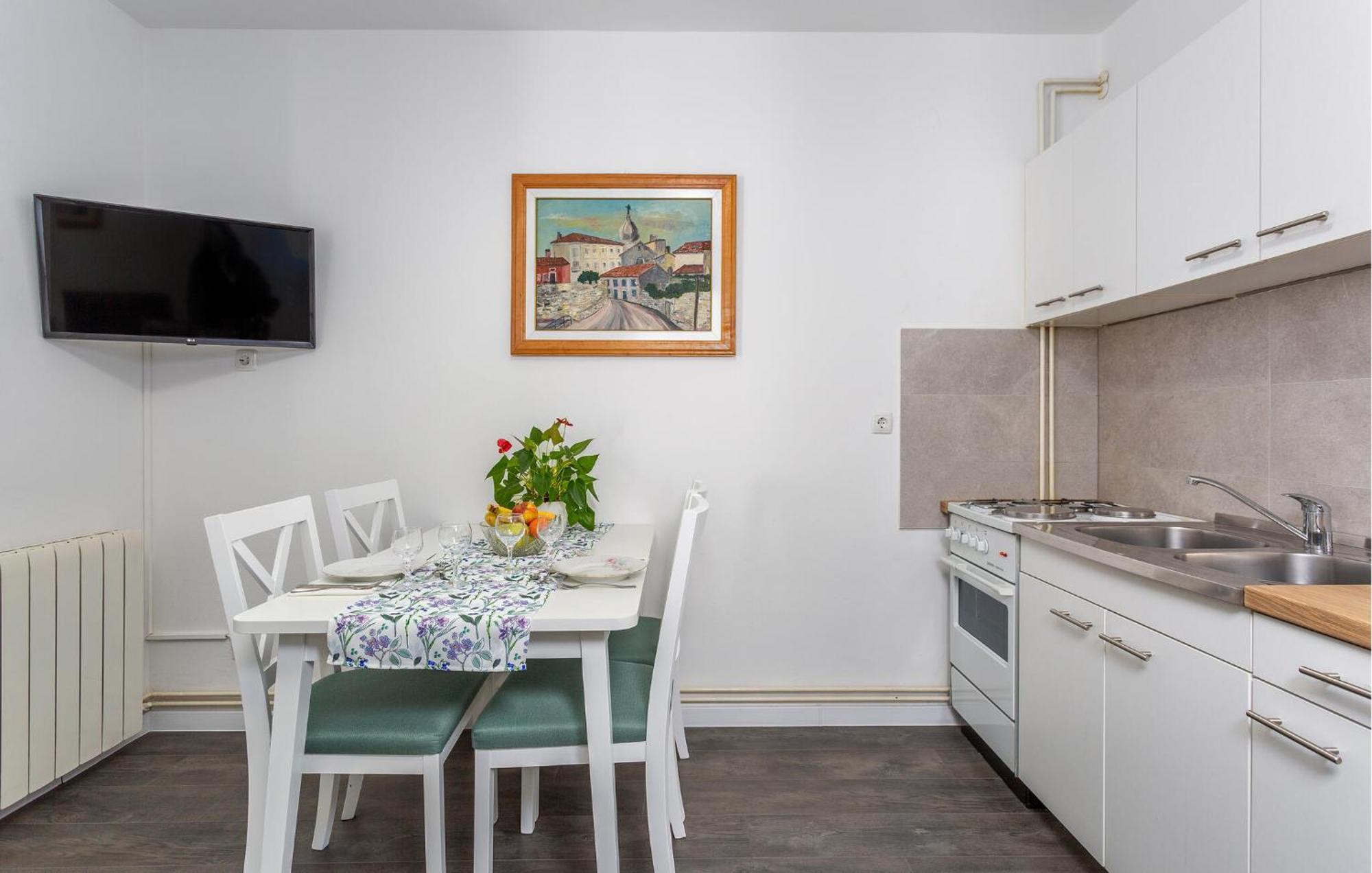קרק Stunning Apartment In Krk With Kitchen מראה חיצוני תמונה