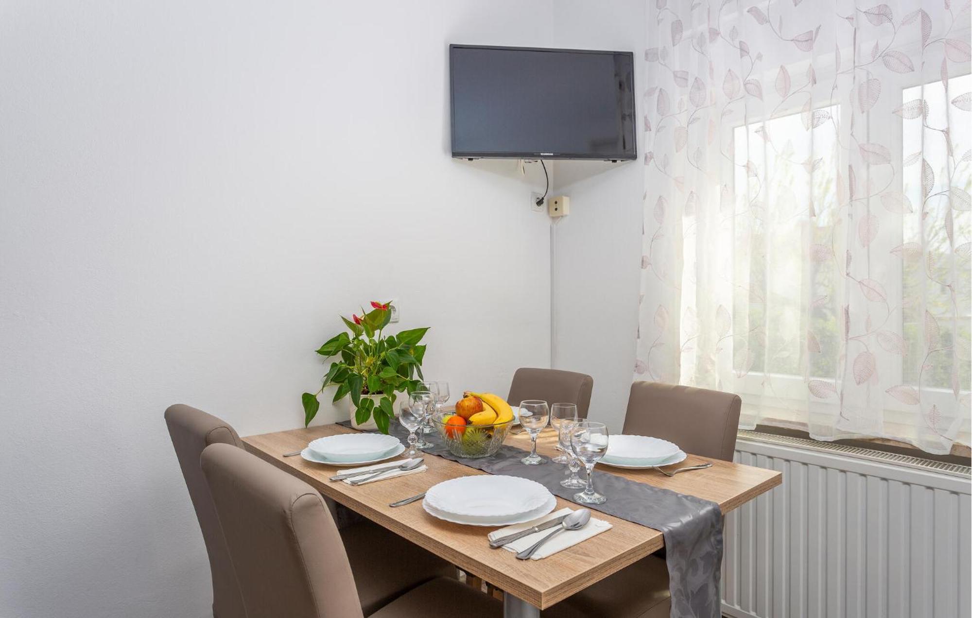 קרק Stunning Apartment In Krk With Kitchen מראה חיצוני תמונה