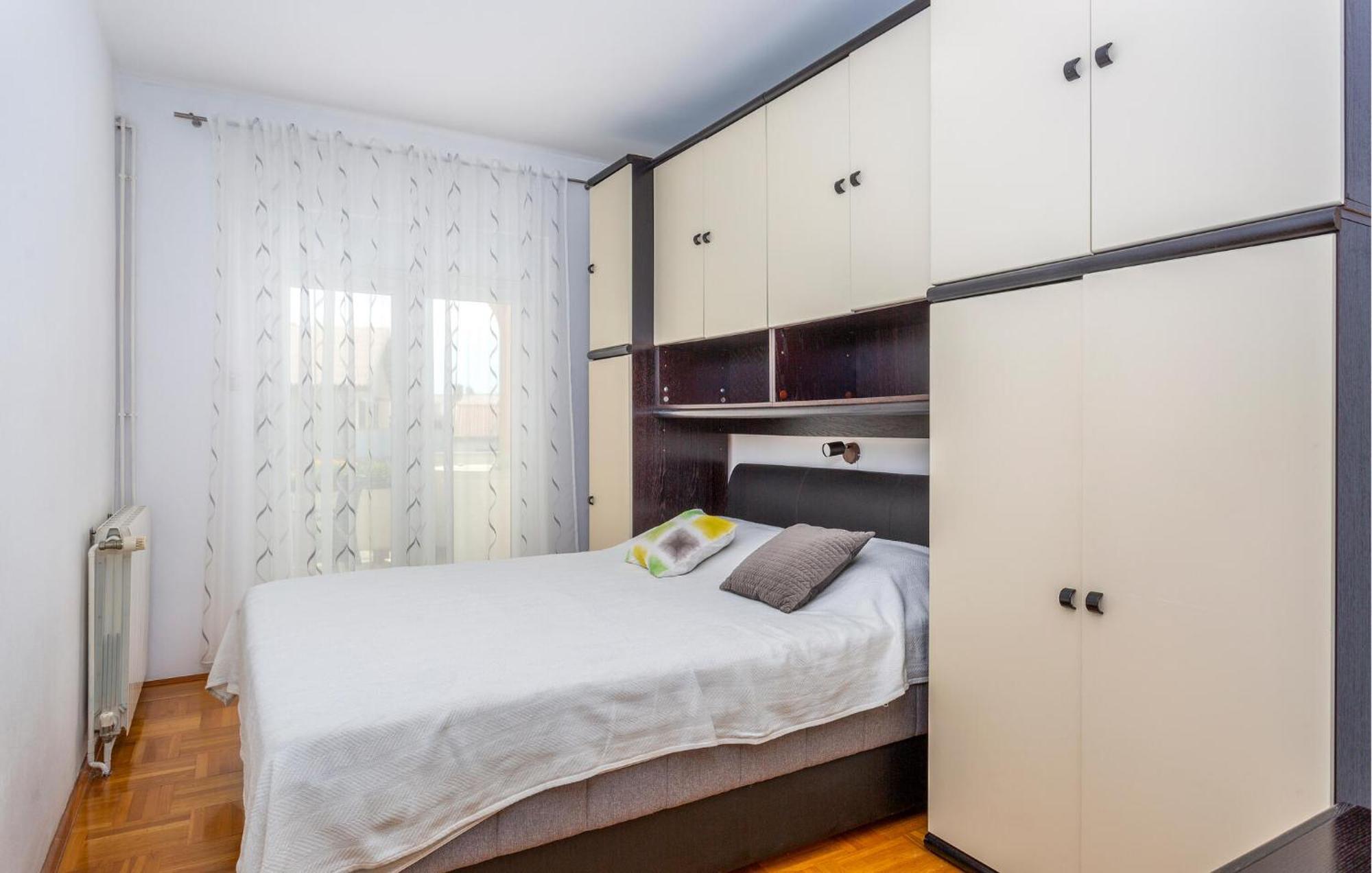 קרק Stunning Apartment In Krk With Kitchen מראה חיצוני תמונה