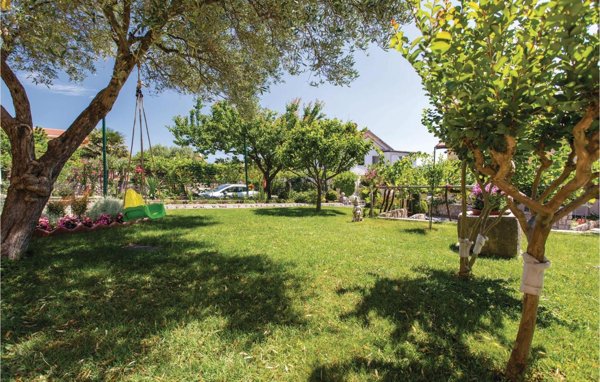 קרק Stunning Apartment In Krk With Kitchen מראה חיצוני תמונה